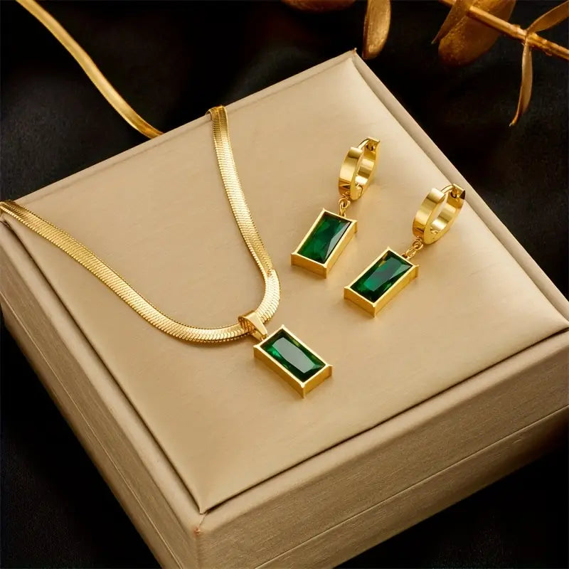 Elegante gouden ketting met maan en zirkonia