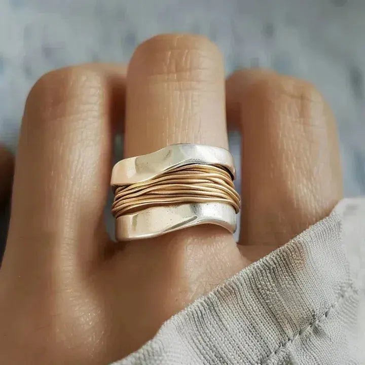 Elegante zilveren ring met verfijnde gouden accenten
