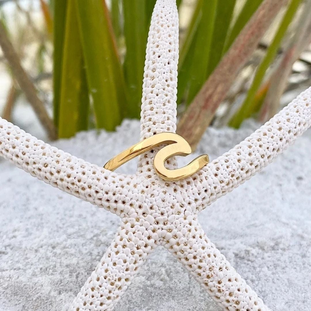 Elegante gouden ring met golfpatroon