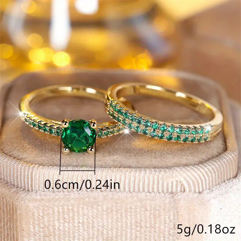 Elegante gouden ringenset met smaragddetails