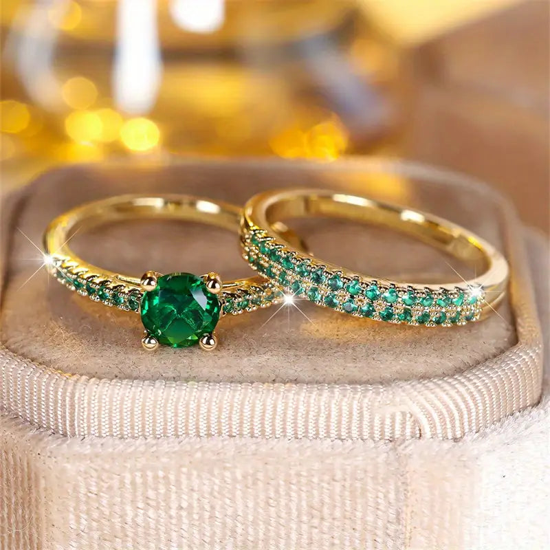Elegante gouden ringenset met smaragddetails