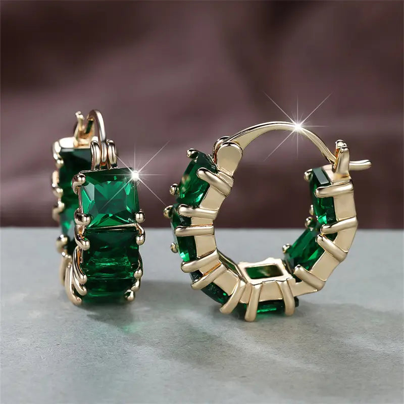 Elegante gouden oorbellen met subtiele zirkonia details