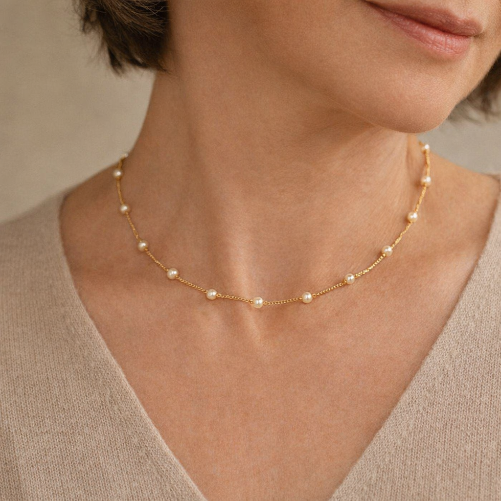 Minimalistische gouden ketting met subtiele zirkonia steentjes