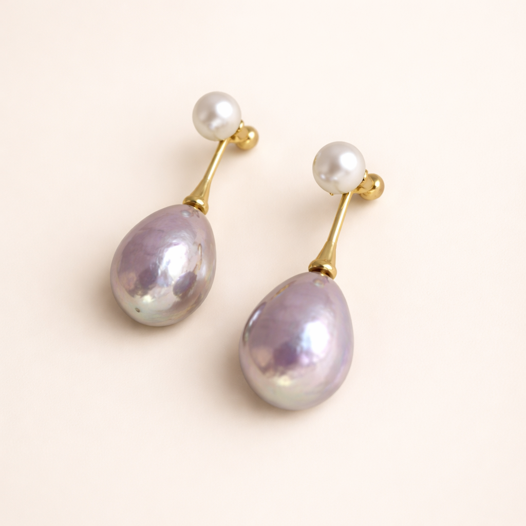 Elegante goudkleurige oorbellen met lila parel