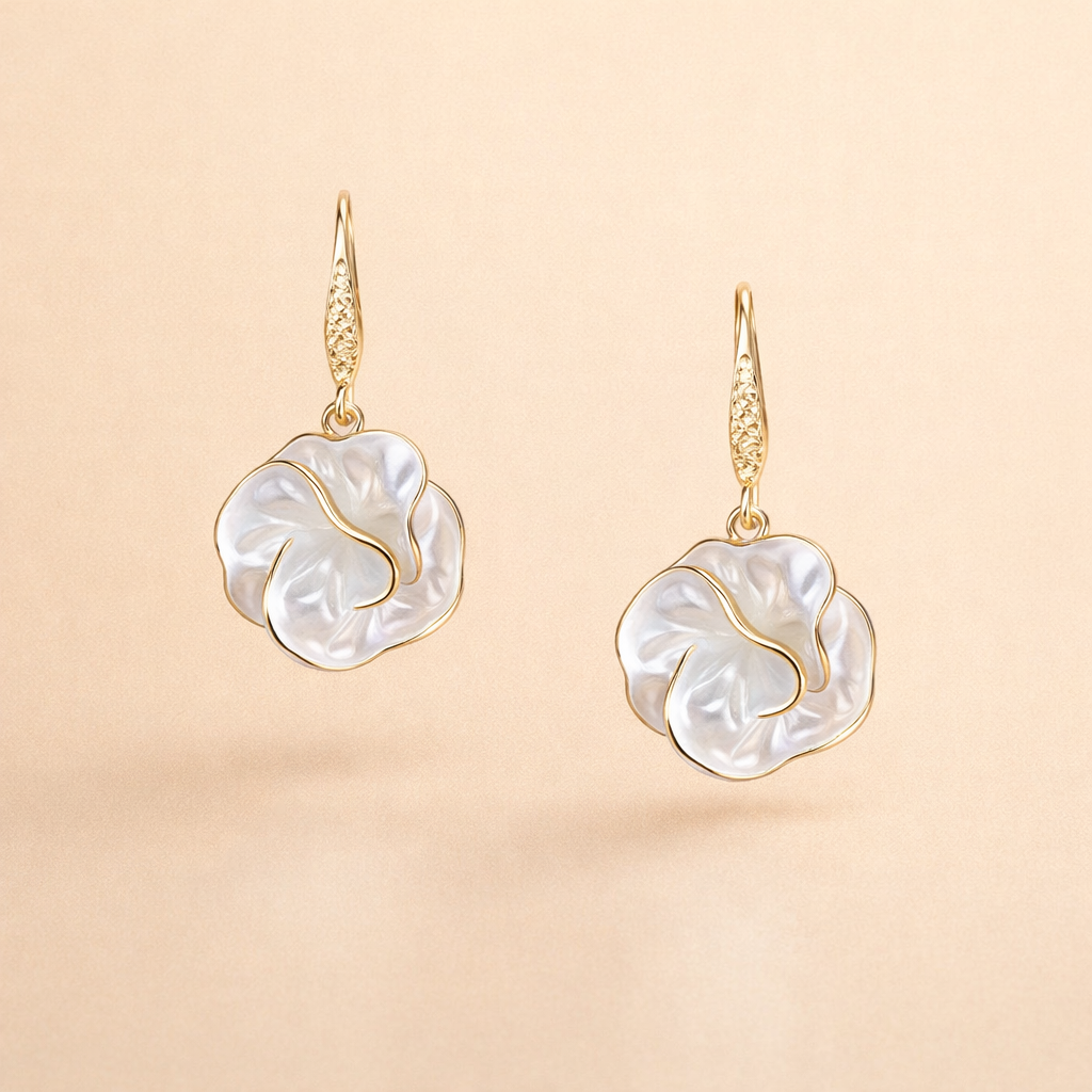 Elegante gouden oorbellen met witte spiraalvorm