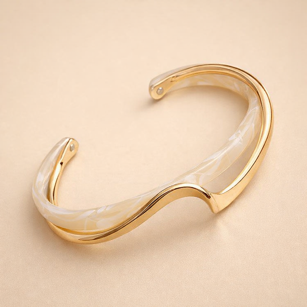 Zachte gouden armband met opaal glans