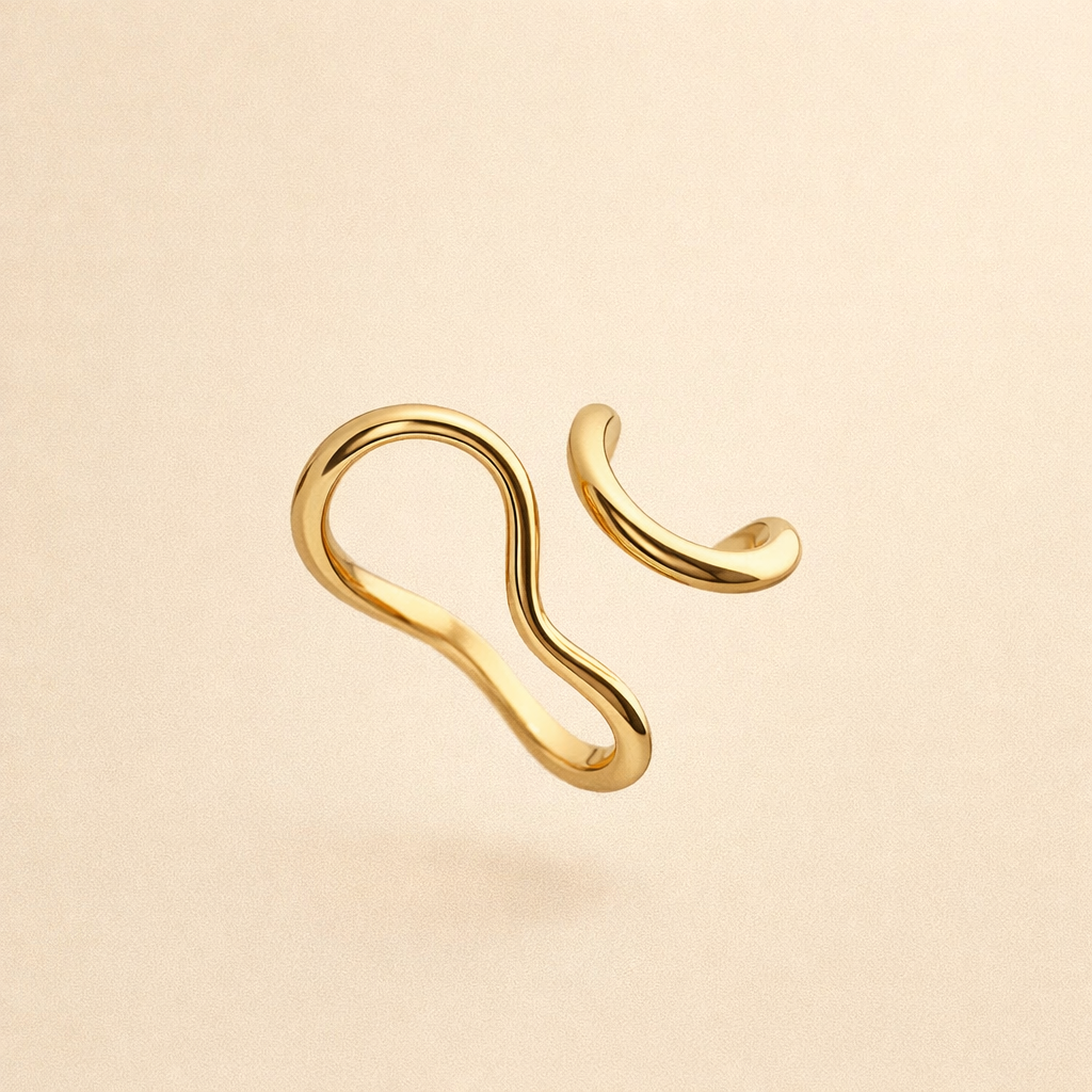 Golvende gouden ring met organische vormen