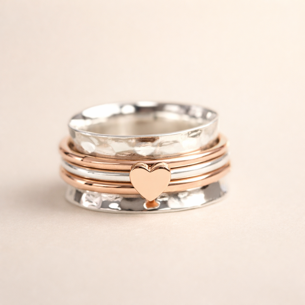 Verfijnde ring van zilver met draaiend hartje