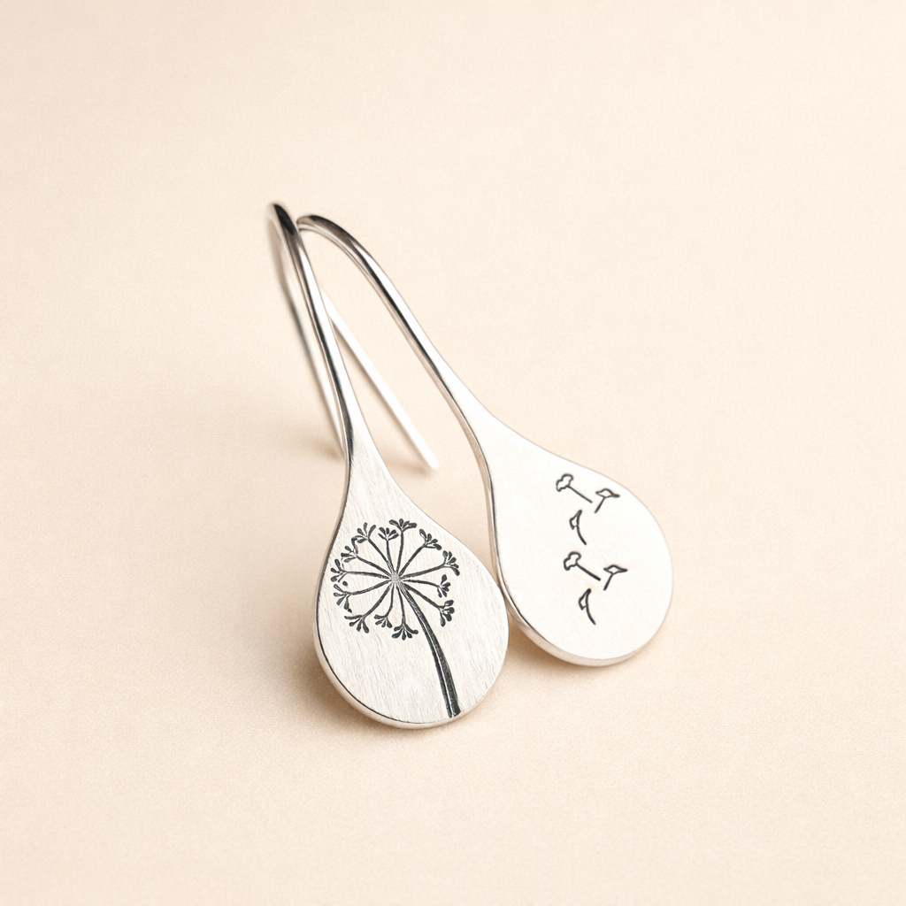 Elegante zilveren oorbellen met bloemmotief