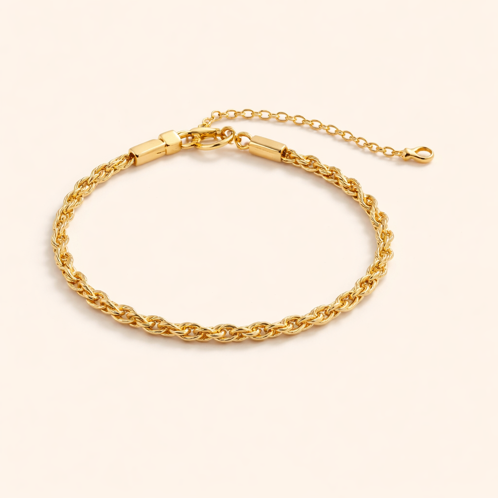 Elegante gouden armband met verfijnde draaiing
