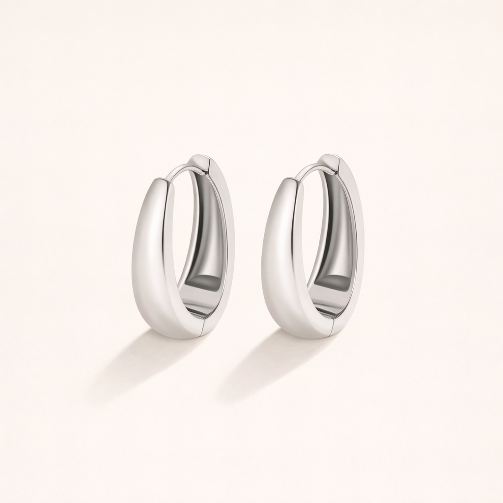 Elegante zilveren oorbellen met subtiele zirkonia details