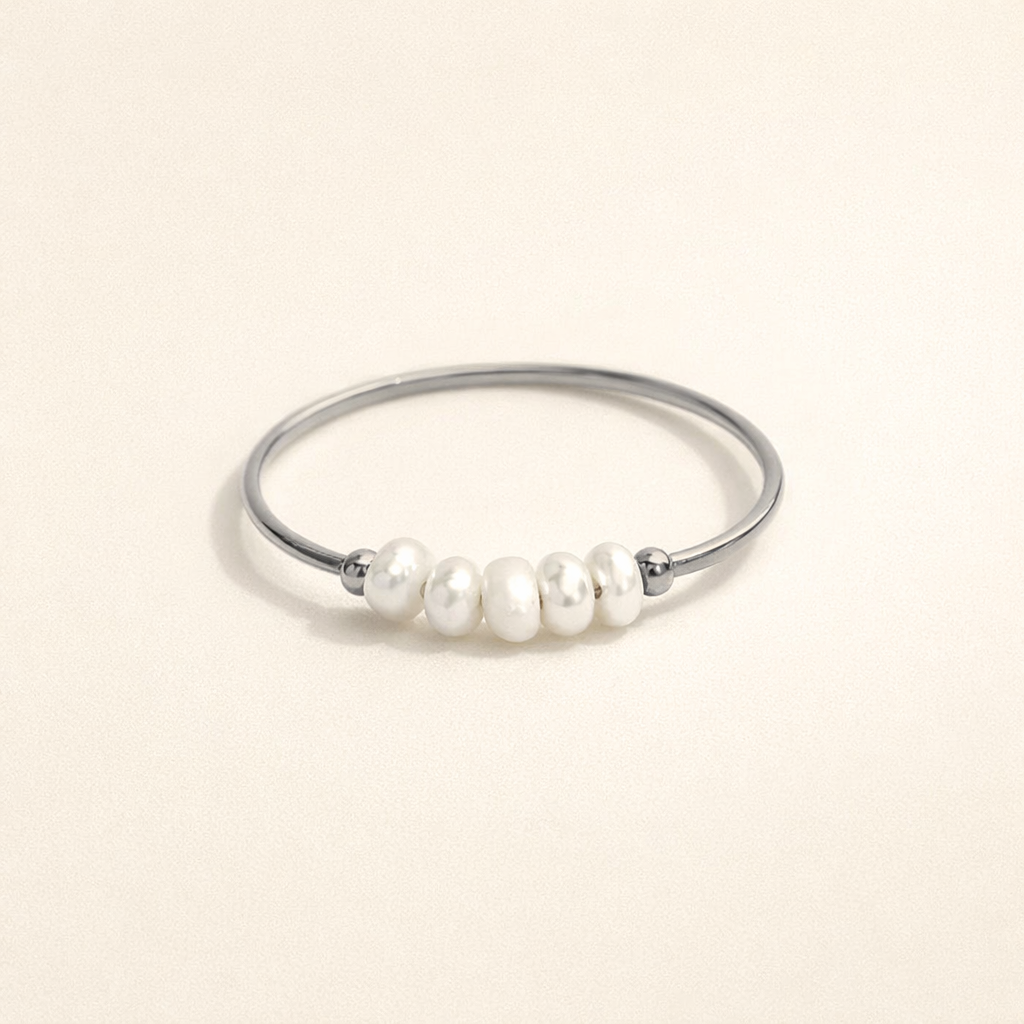 Elegante zilveren ring met klassieke zoetwaterparel