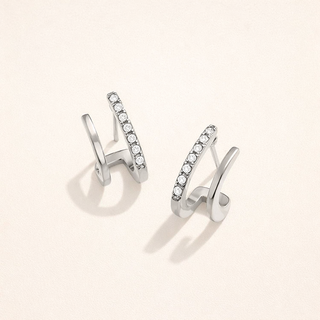 Elegante zilveren oorbellen met kristallen klauwdesign