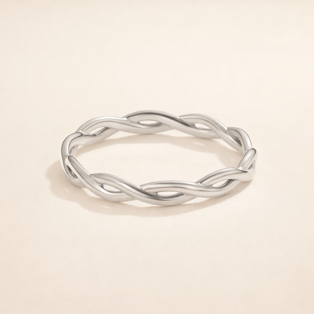 Elegante zilveren draai-ring met subtiele glans