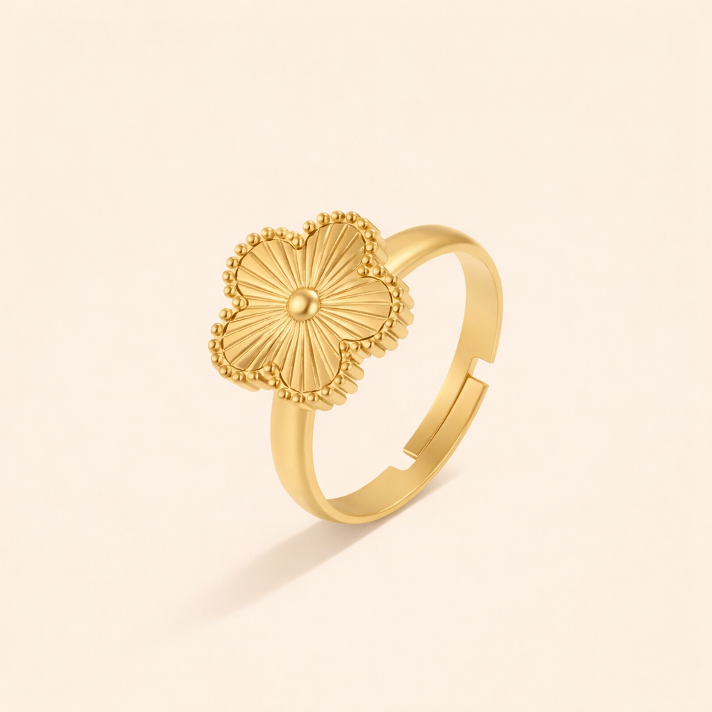Elegante gouden klaverring met verfijnd ontwerp