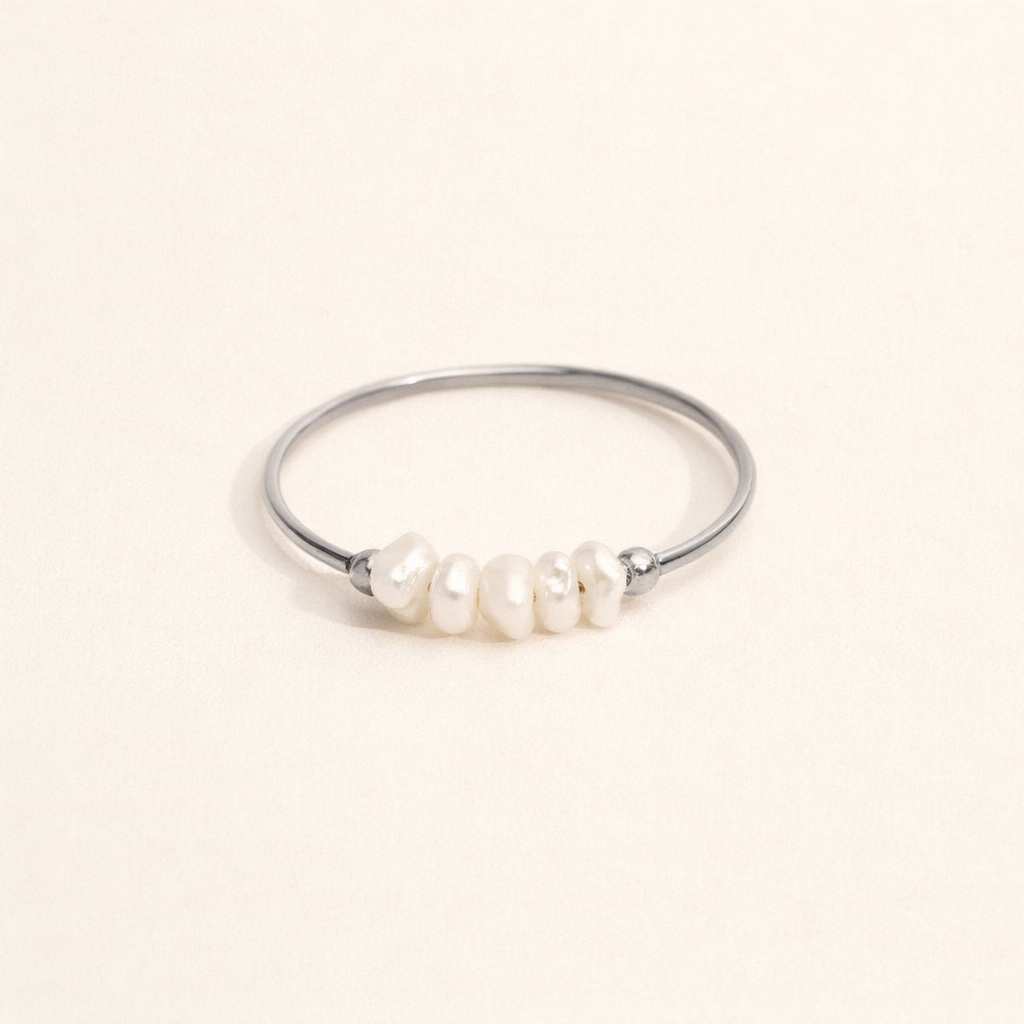 Elegante zilveren ring met klassieke zoetwaterparel