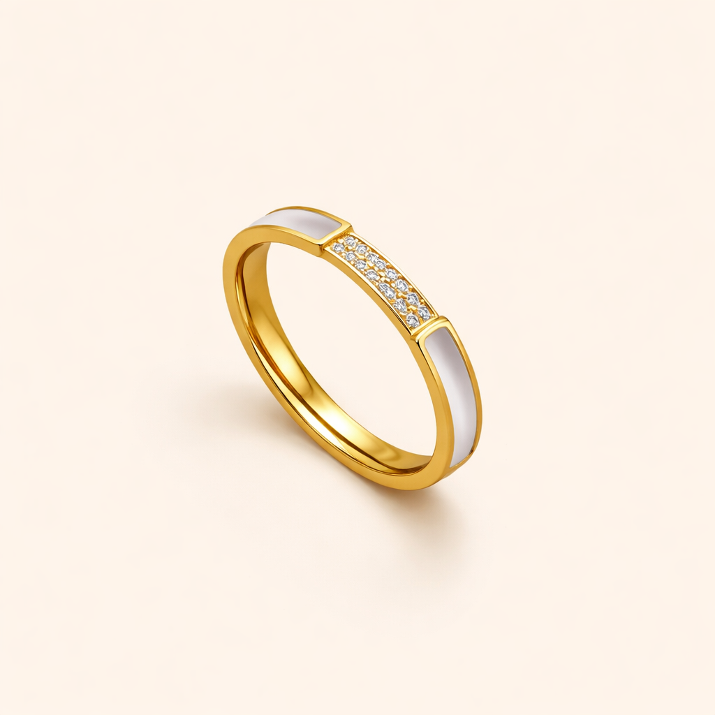 Eenvoudige parelring met delicate kristallen