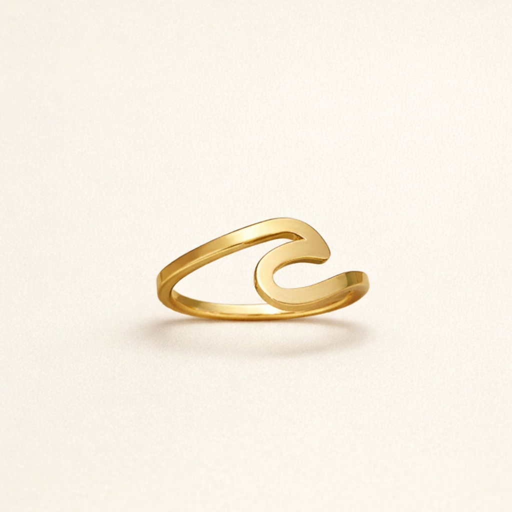 Elegante gouden ring met golfpatroon