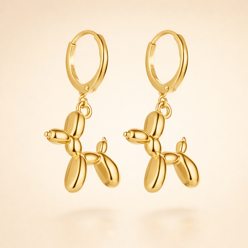 Gouden Huggie Oorbellen met Mini Ballon Hond Charm