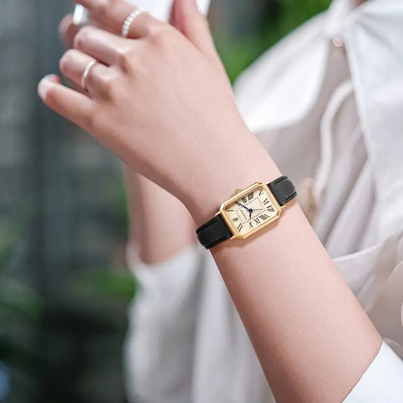 Elegante gouden horloge met een verfijnd steentje