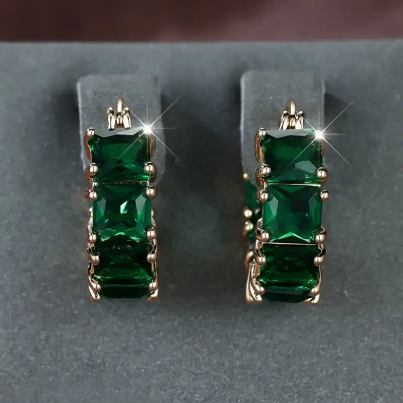 Elegante gouden oorbellen met subtiele zirkonia details