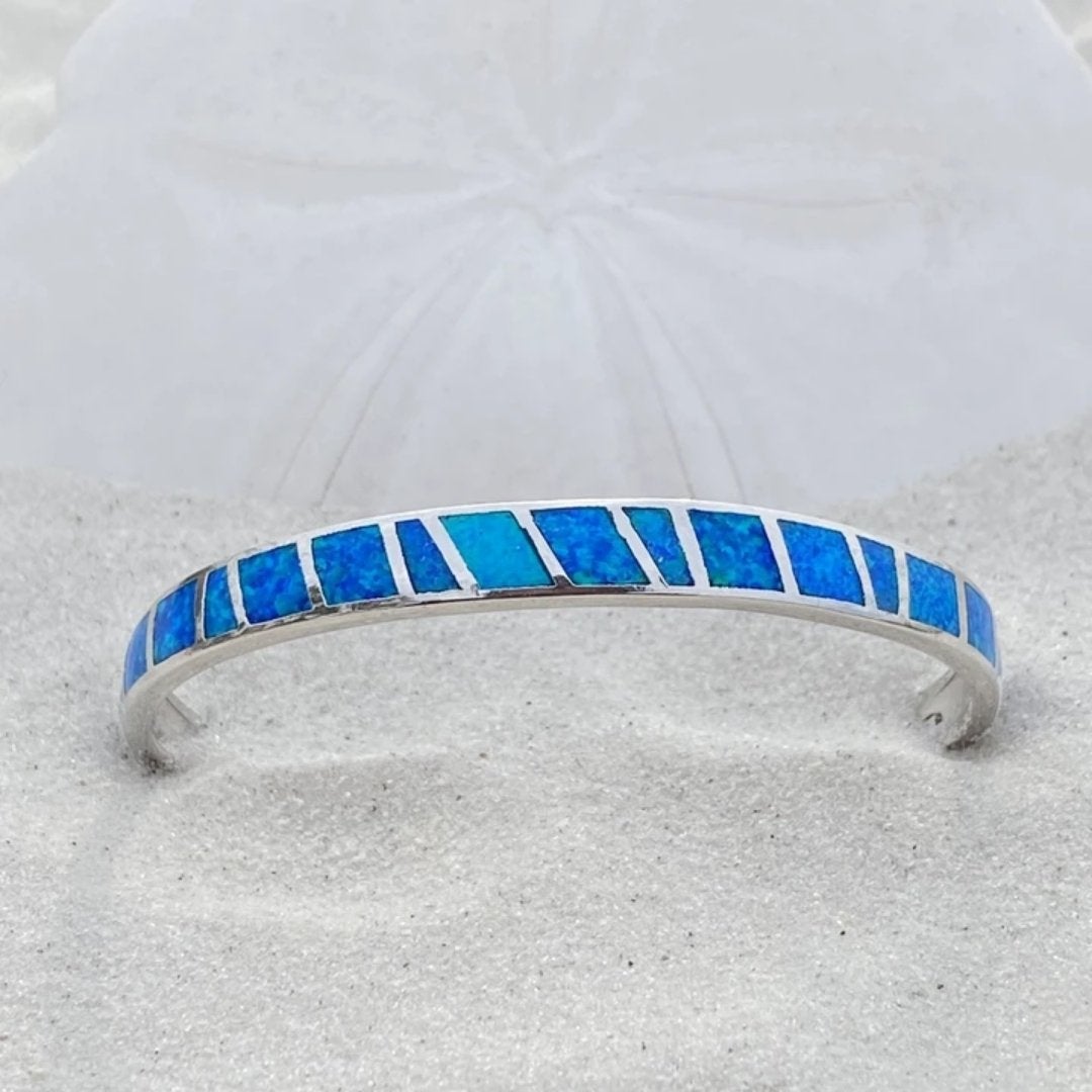 Zilveren armband met blauwe opaal en verfijnde details