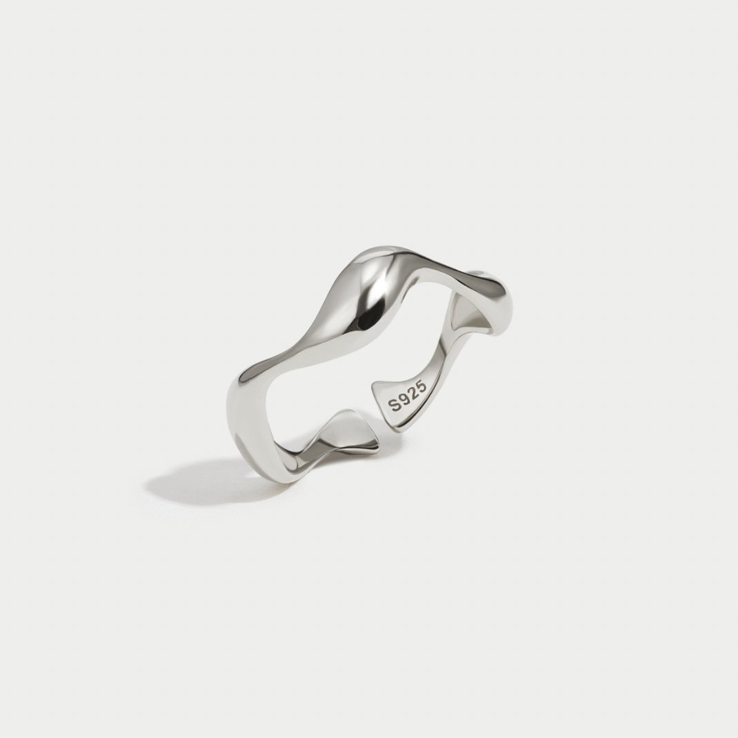 Elegante zilveren golfring met verfijnde lijnen