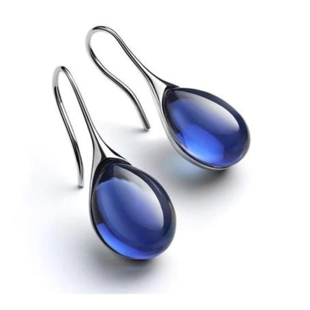 Elegante oorbellen van goud met sprankelende kristallen