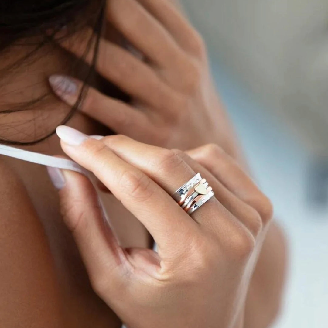 Verfijnde ring van zilver met draaiend hartje