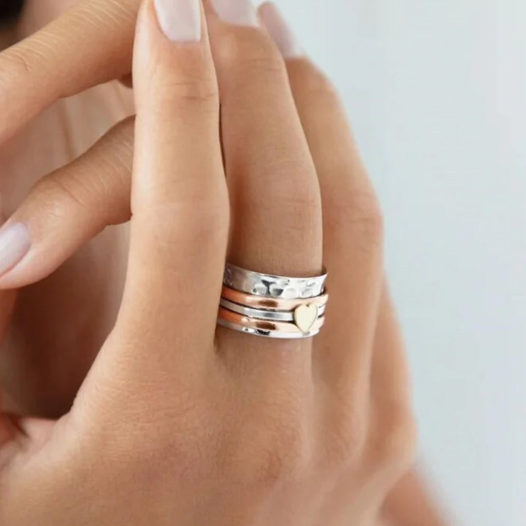 Verfijnde ring van zilver met draaiend hartje