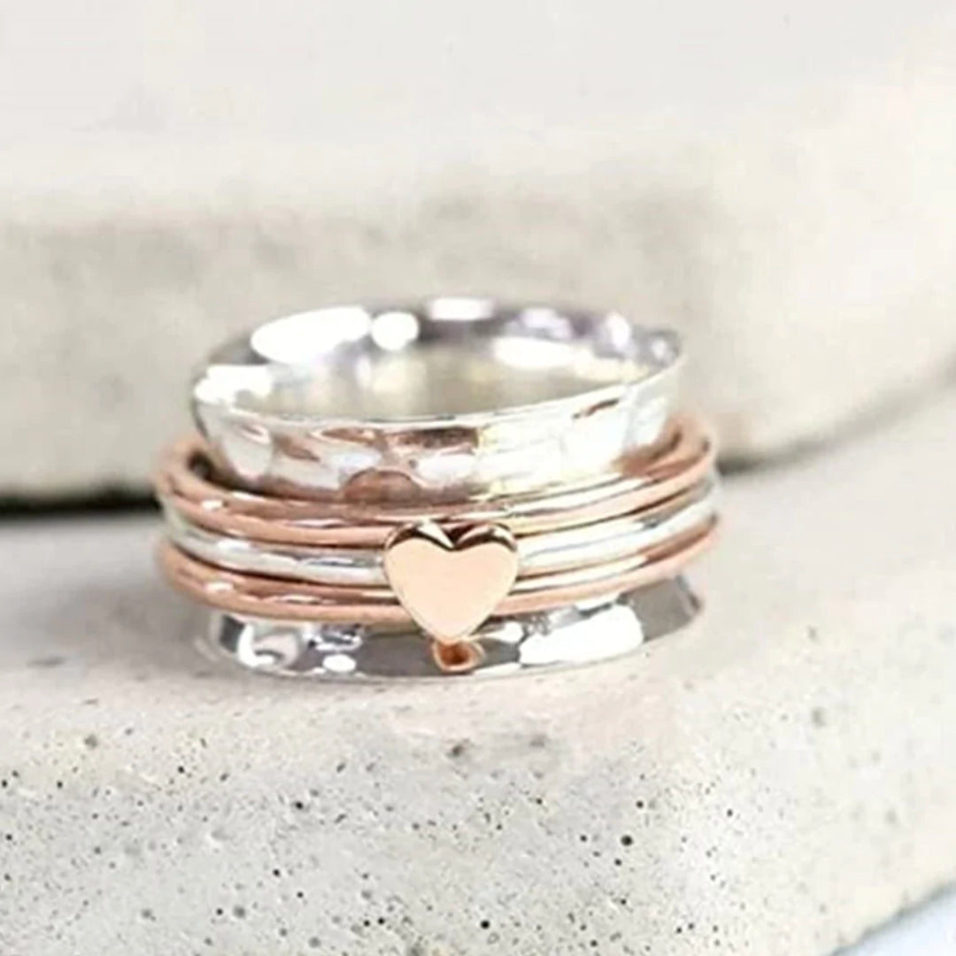 Verfijnde ring van zilver met draaiend hartje