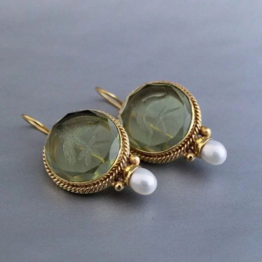 Elegante oorbellen met groene steen en parel in wit goud