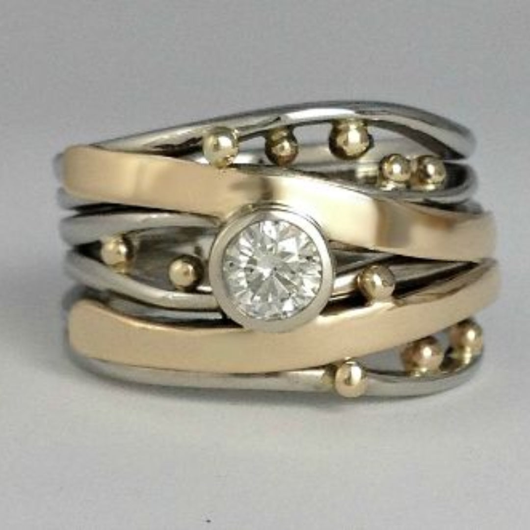 Elegante gouden ring met zirkonia en verfijnd interieur
