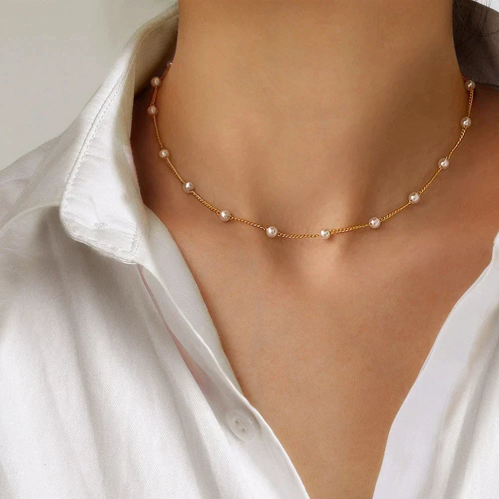 Minimalistische gouden ketting met subtiele zirkonia steentjes