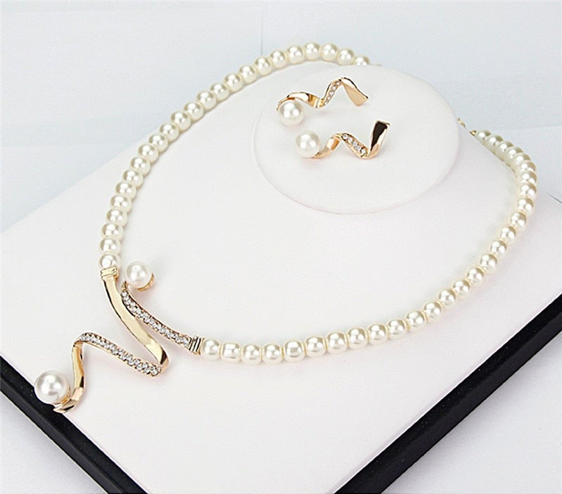 Eenvoudige gouden halsketting met delicate oorbellen set