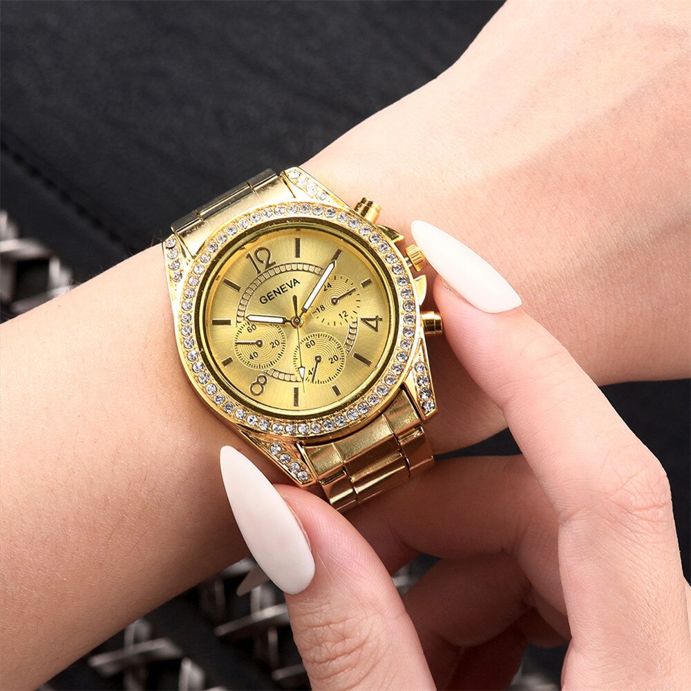 Elegante gouden horloge met subtiele parel