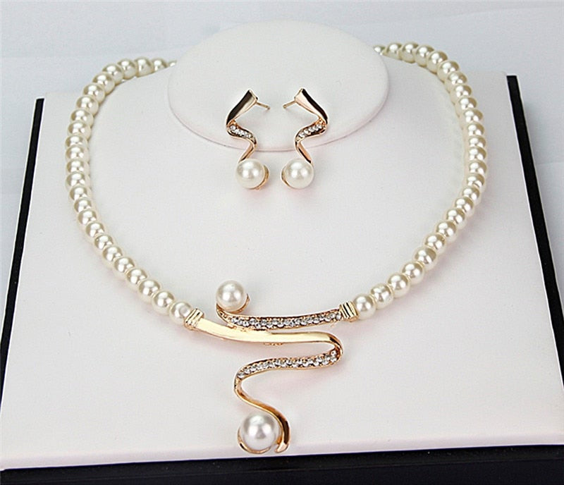 Eenvoudige gouden halsketting met delicate oorbellen set