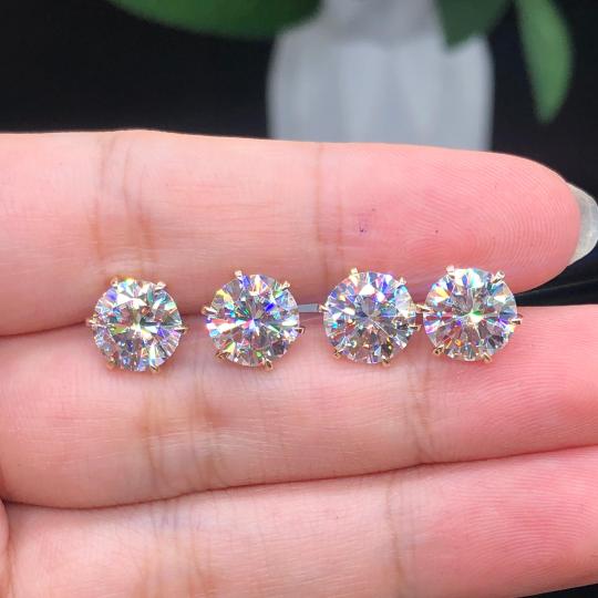 Elegante oorbellen van wit goud met subtiele glans