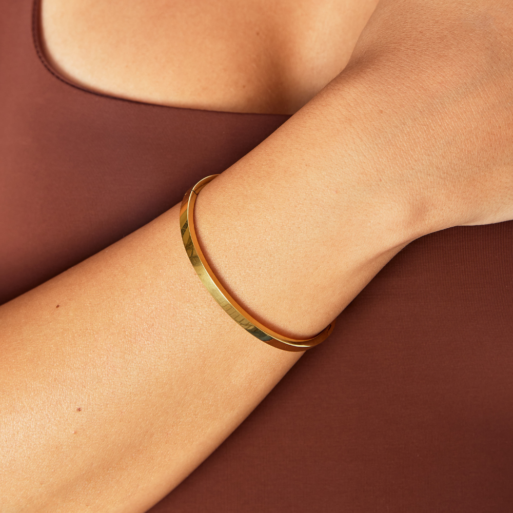 Elegante gouden armreif met verfijnde lijnen