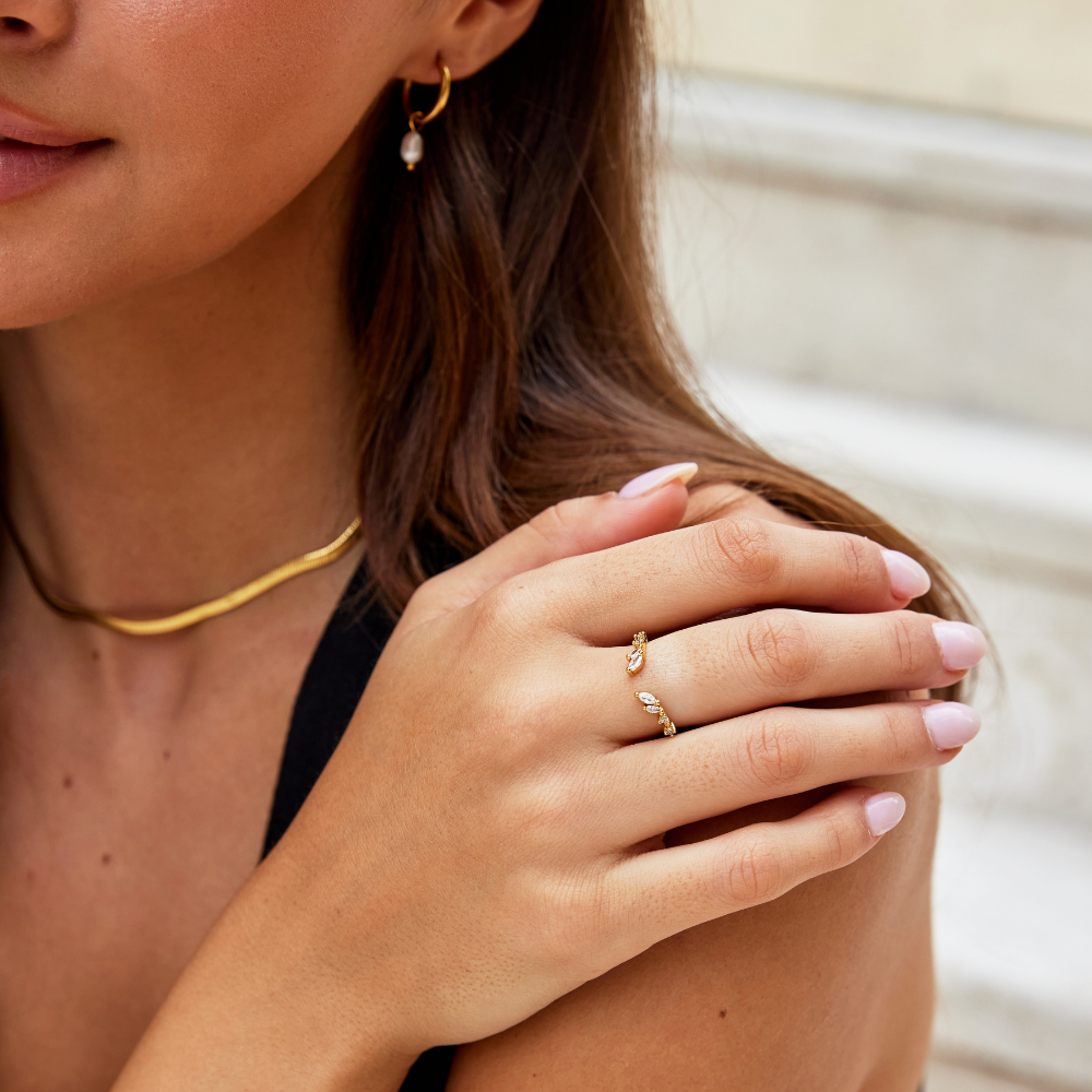 Zachte glans gouden ring met kristal