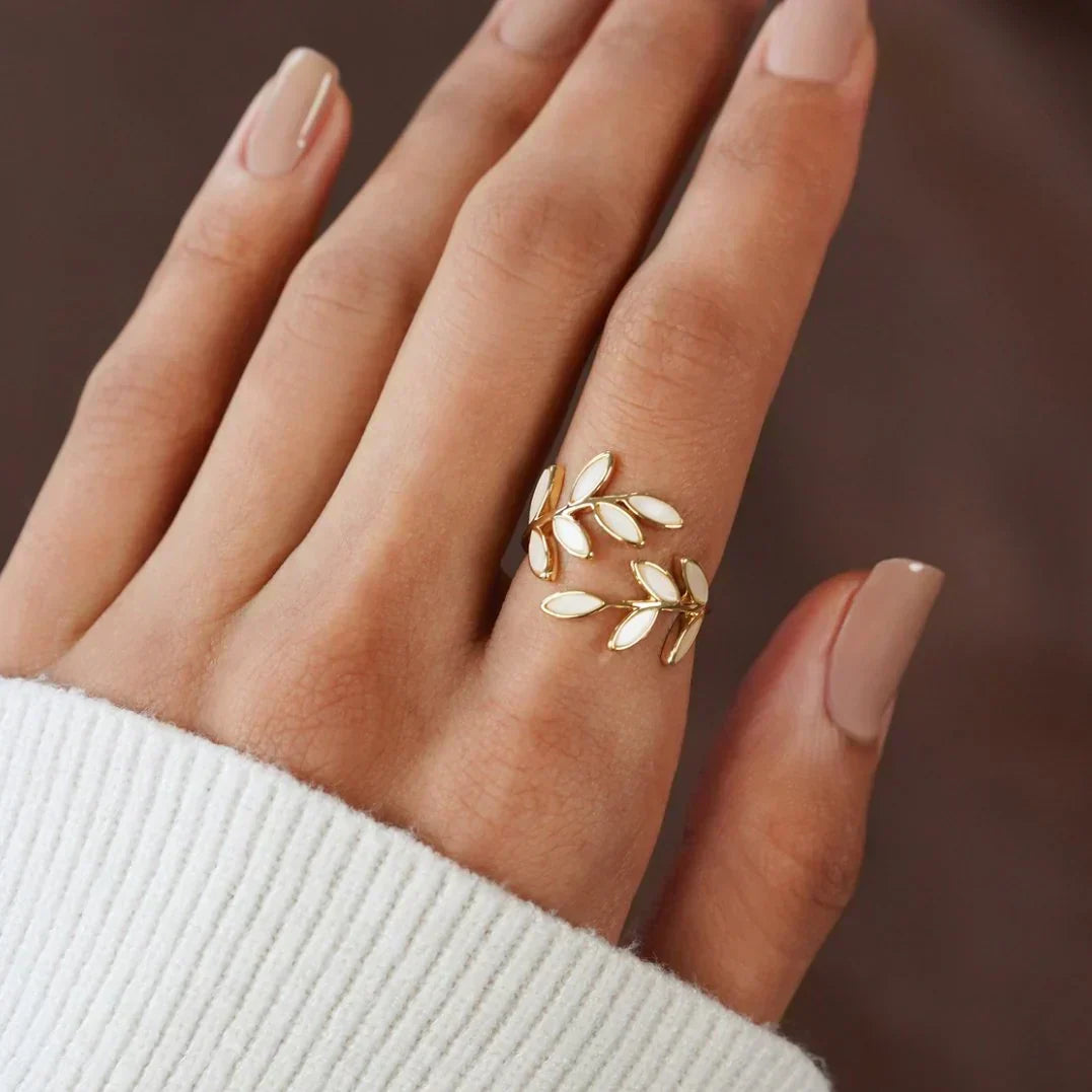 Eenvoudige zilveren ring met witte opaal bladmotief