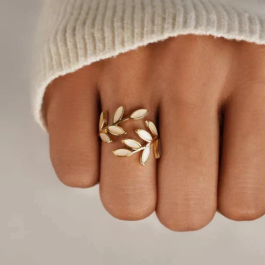 Eenvoudige zilveren ring met witte opaal bladmotief