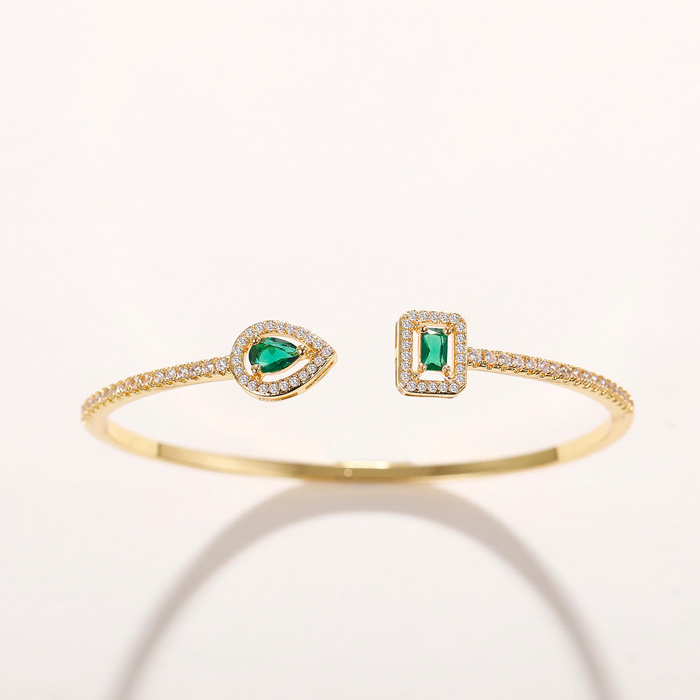 Elegante gouden armband met verfijnde details