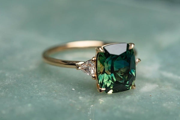 Elegante groene edelstenen ring in goud