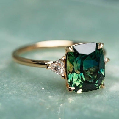 Elegante groene edelstenen ring in goud