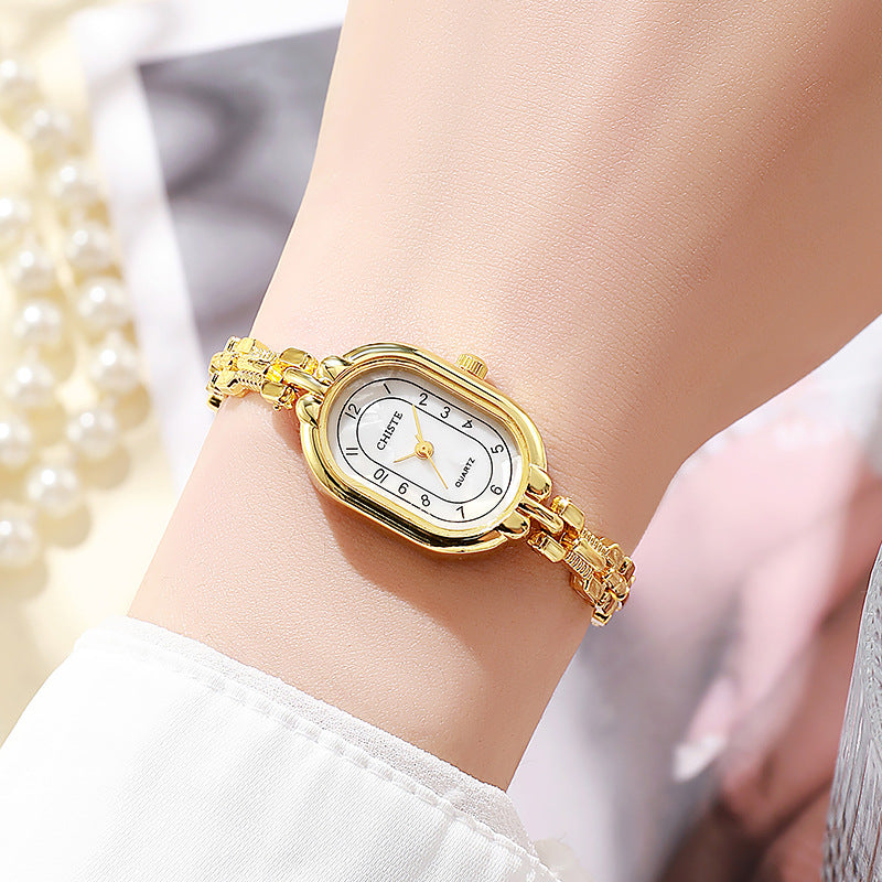 Elegante gouden horloge met subtiele hartvormige hanger