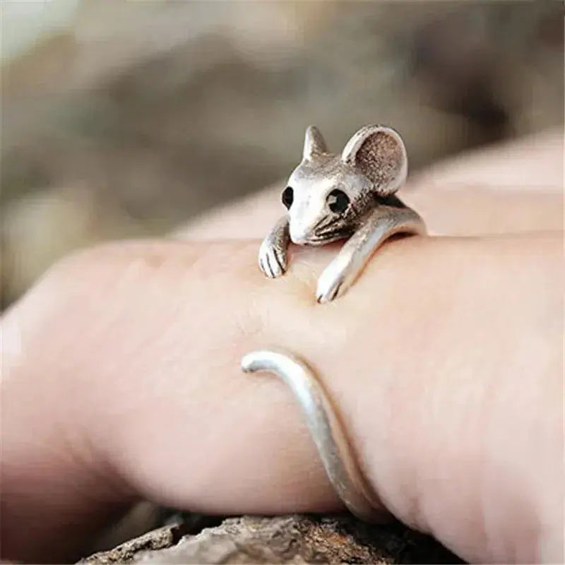 Elegante zilveren ring met een schattige muisdesign