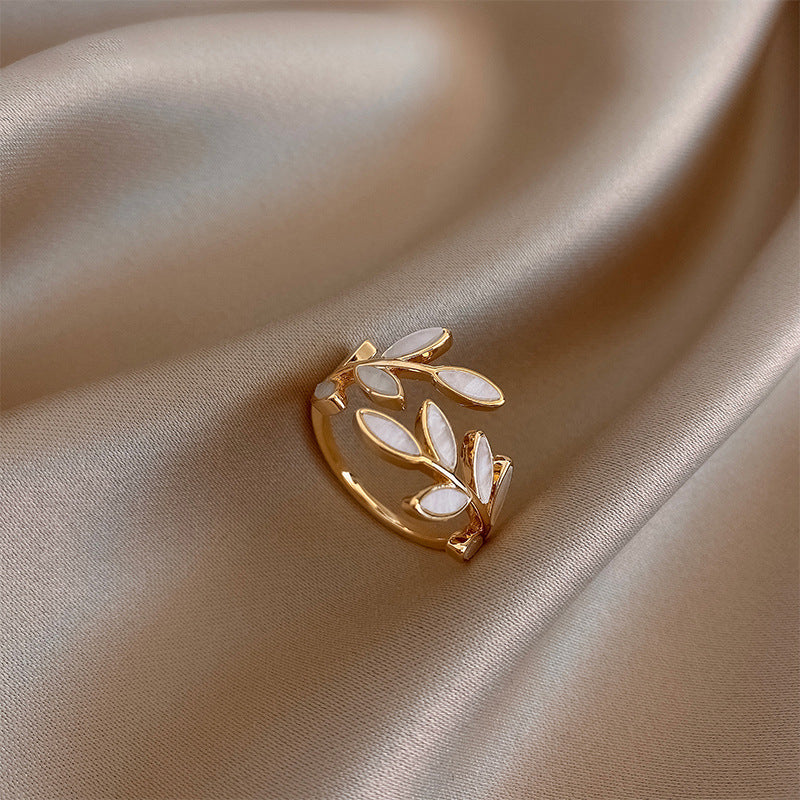 Eenvoudige zilveren ring met witte opaal bladmotief
