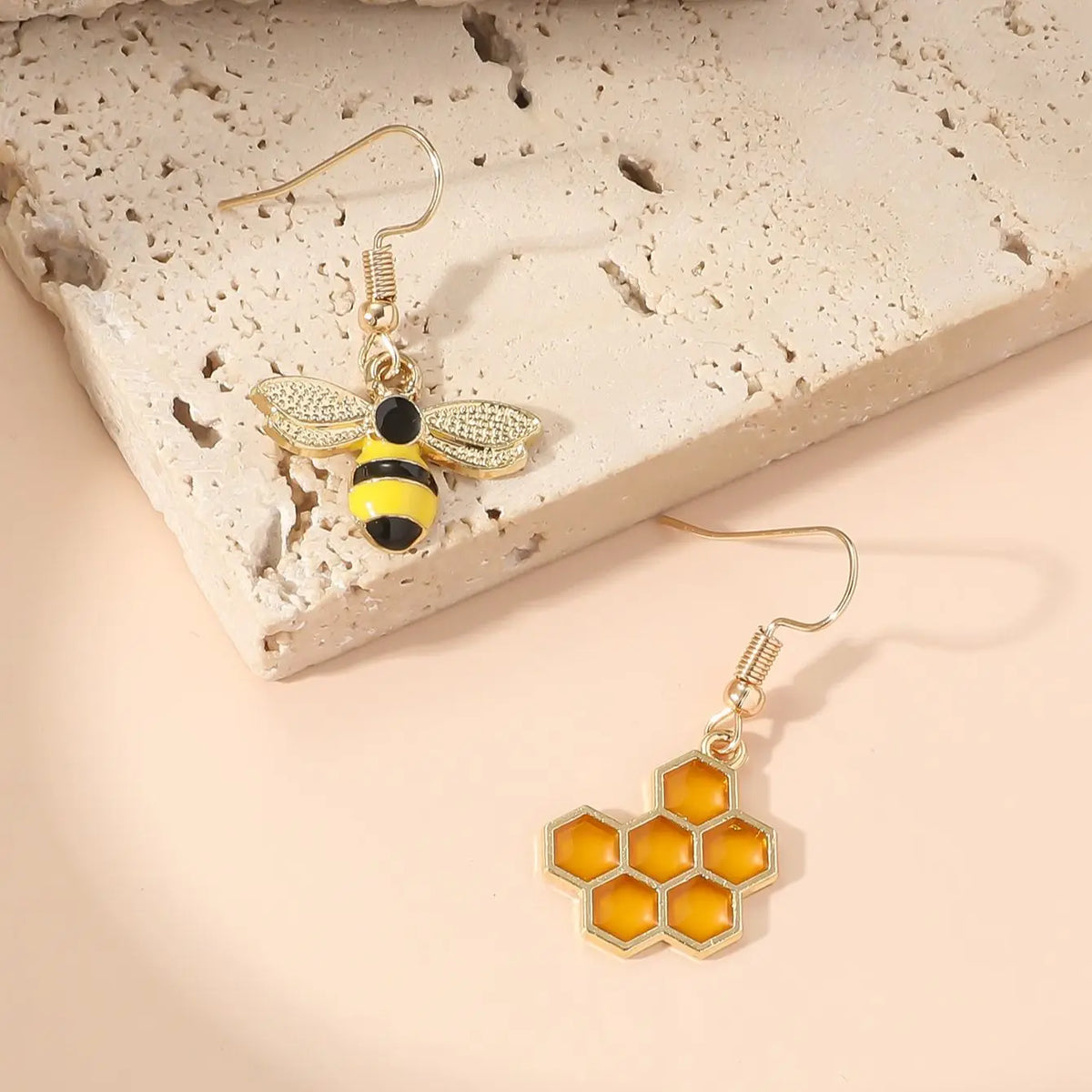 Honingraat & Bij Oorbellen – Gouden Sieraden voor Vrouwen