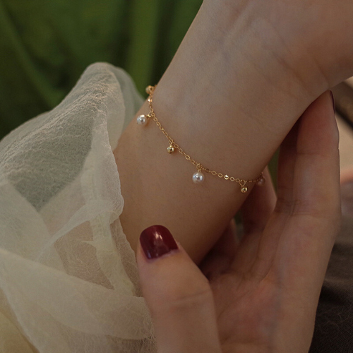 Zilveren armband met elegante parel en subtiele details